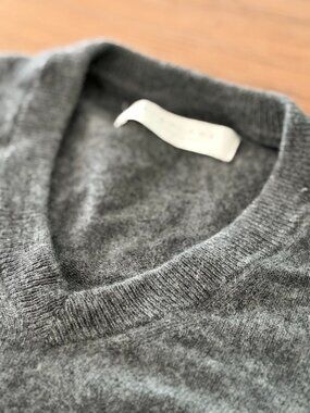 Everlane Men's V-Neck Sweater — Heather Gray